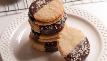 Chocolate Dipped Caramel Cream Filled Coconut Shortbread PineappleandCoconut.com #leftoversclub (4)
