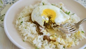 Classic Loco Moco Guest Post by The Little Ferraro Kitchen www.pineappleandcoconut.com #Hawaiian #pinacocoallthethings  (1)