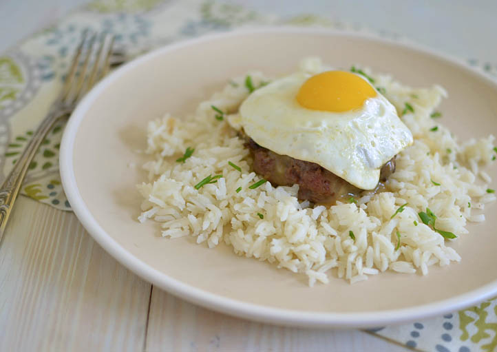 Classic Loco Moco Guest Post by The Little Ferraro Kitchen www.pineappleandcoconut.com #Hawaiian #pinacocoallthethings 