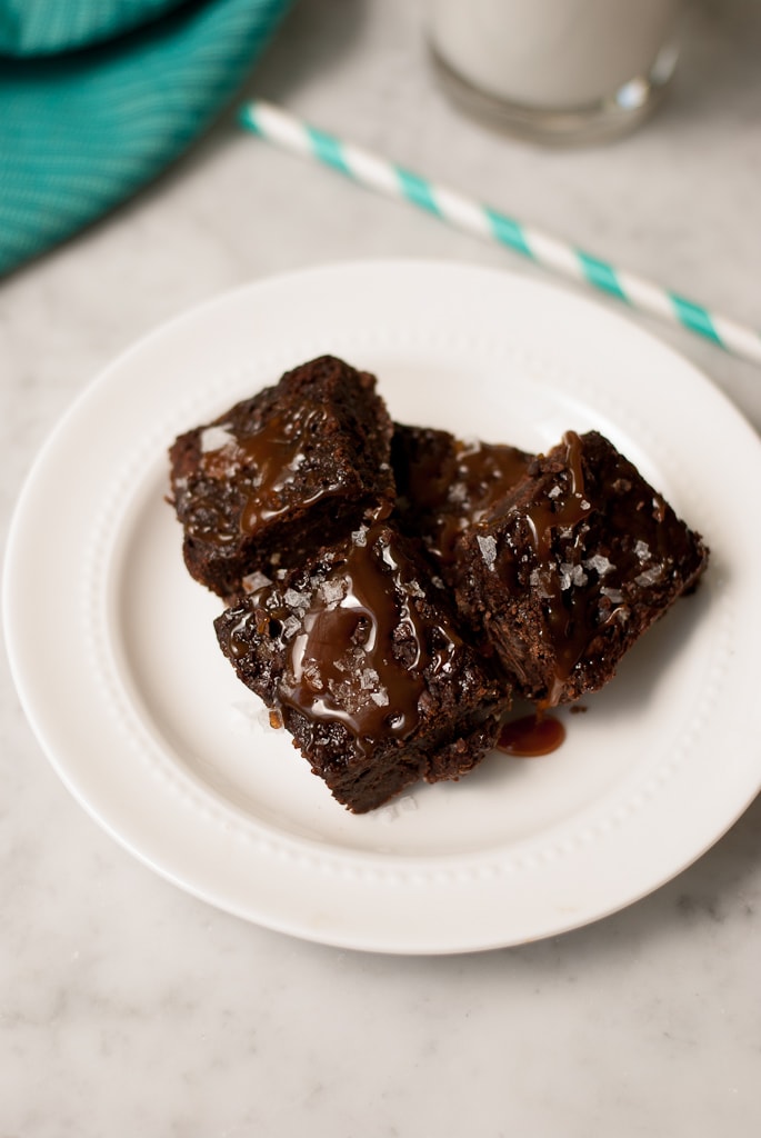 Salted Caramel Brownies Vs. Salted Caramel Brownies #LeftoversClub @pinacocoblog www.pineapplecoconut (2)