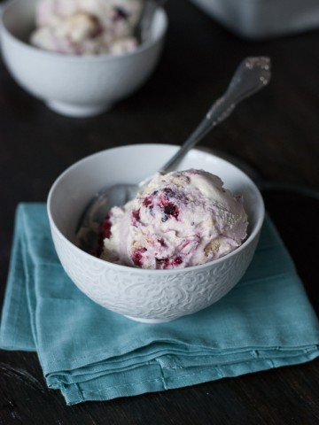 Blackberry Cobbler Ice Cream | PineappleandCoconut.com #berryweek