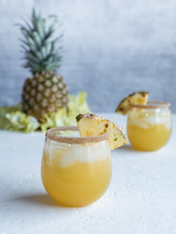 Spiced Pineapple Rum Punch www.pineappleandcoconut.com #drinkmas