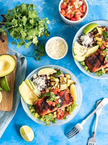 Chili Lime Grilled Salmon Rice Bowls www.pineappleandcoconut.com #pwssalmon