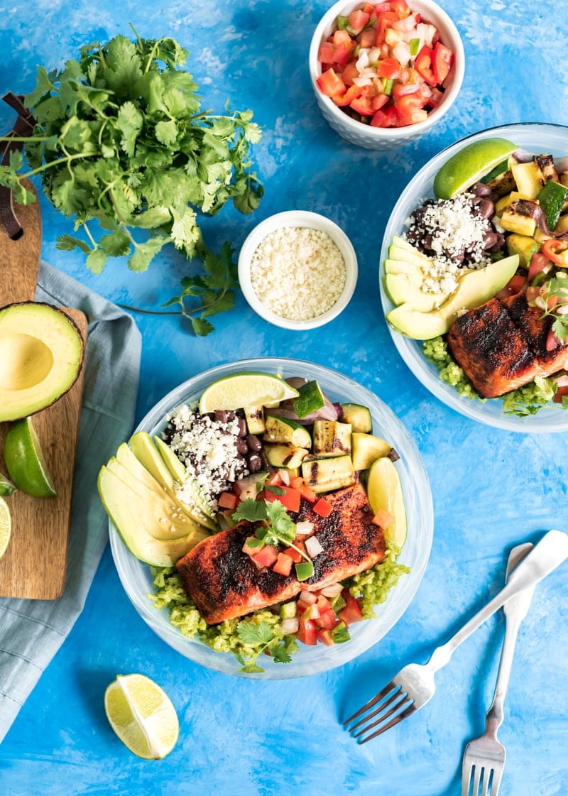 Chili Lime Grilled Salmon Rice Bowls www.pineappleandcoconut.com #pwssalmon