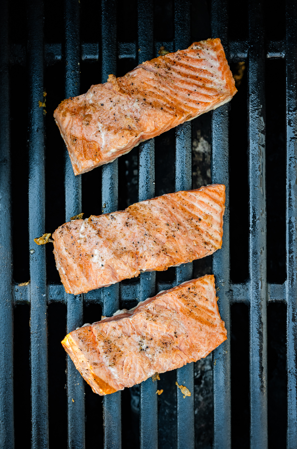 salmon fillets on grill 